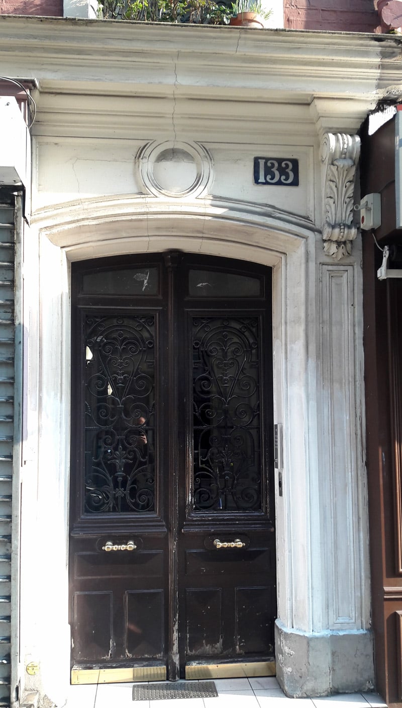 Porte d'entrée sur rue du bureau de Stéphane Dolly à Paris 14